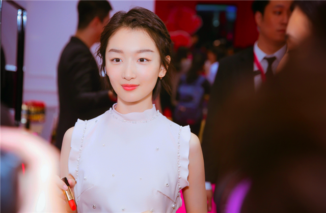 她含着"金钥匙"出道娱乐圈,谋女郎3个字她没有辜负,值得点赞