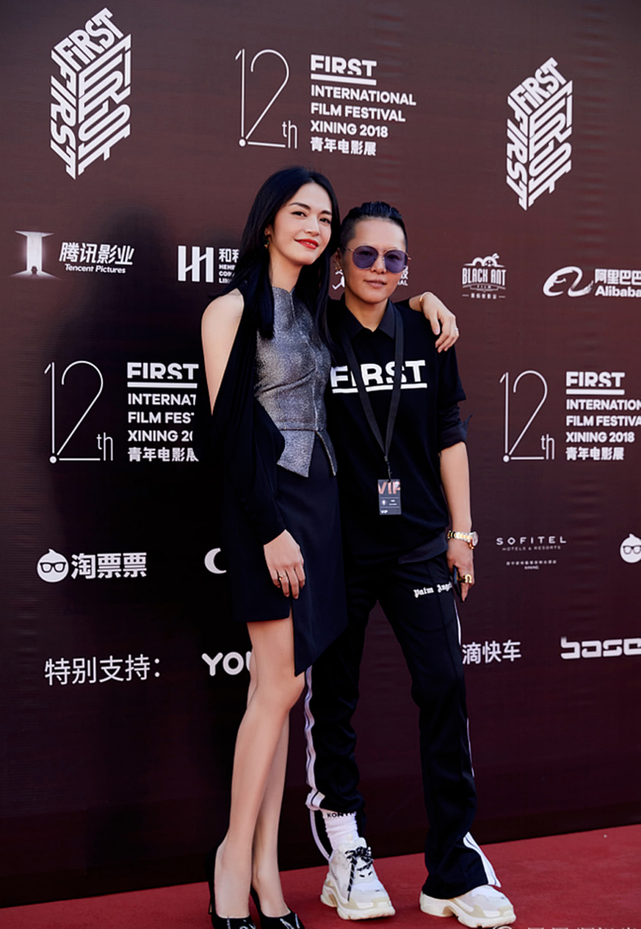 赵薇姚晨同穿礼服,一个优雅大气,一个狂野奔放