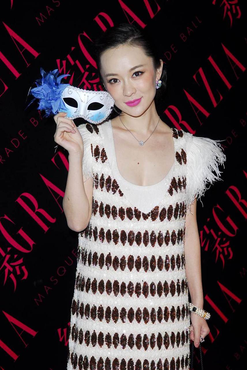 霍思燕昨晚活动上身穿杏色晚礼裙,配杏色尖头高跟鞋,肩上流苏设计摇曳