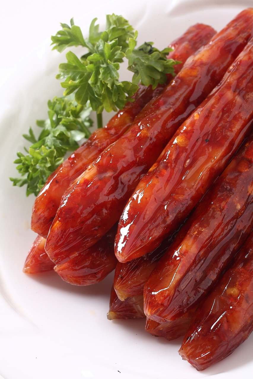 川味腊肠是四川地区一种非常受欢迎的特色美食,以其香辣可口,肉质鲜美