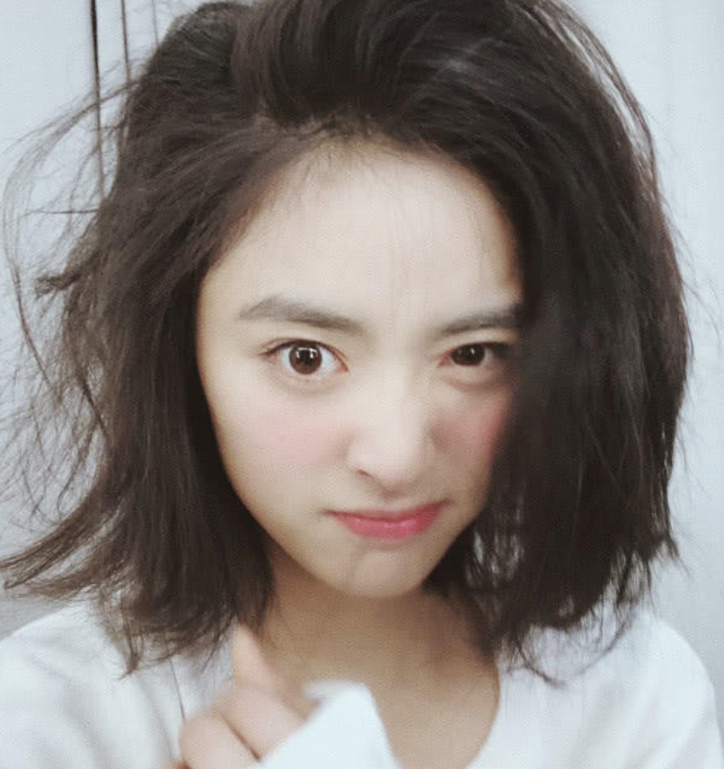 沈月说自己丑上学没人追,看到高中旧照后,美颜透镜是个好东西