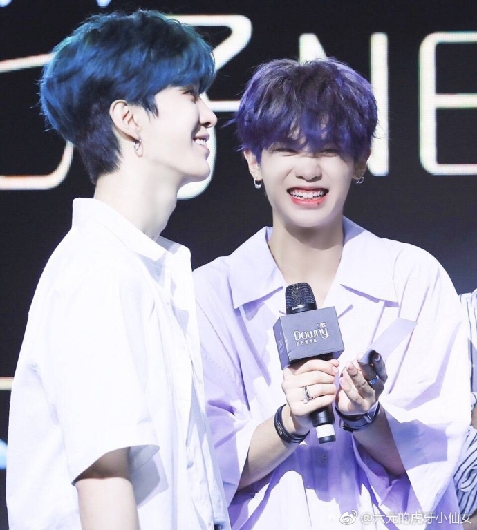 范丞丞公主抱黄明昊,网友:工作时间你们干嘛呢