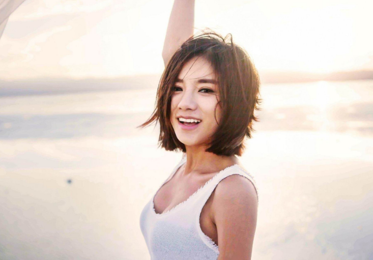 石佳灵(原名石婷),1983年7月8日出生于湖南永州,毕业于中国人民解放军