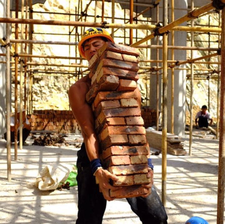 男人捡养弃婴一生未娶,养儿结婚时指着喜轿说一话,他不禁泪目