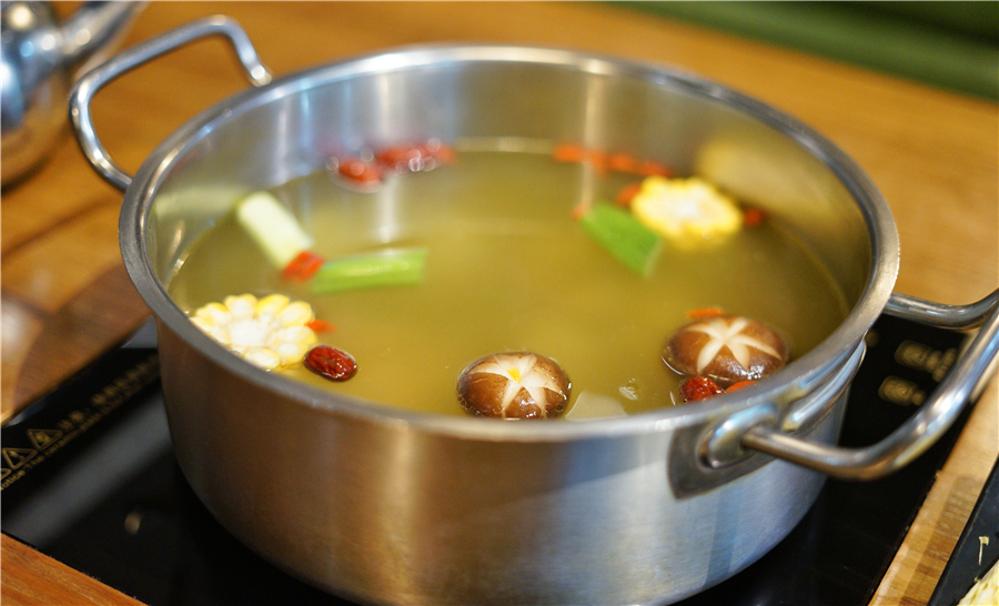 这个锅底不一般,是用切完肉后的牛骨和牛丸熬制的高汤锅底,没有任何的