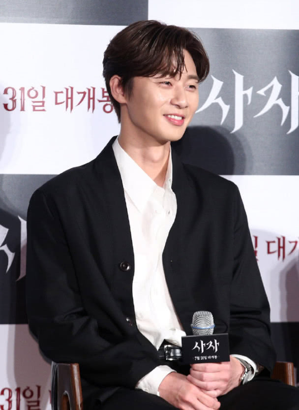 同样是出席活动:禹棹奂看起来像30岁,李圣经大长腿走路带风!