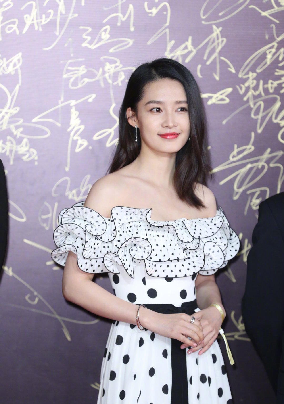 李沁只不过将头发烫卷了气质变得更惊艳早该选这款卷发了