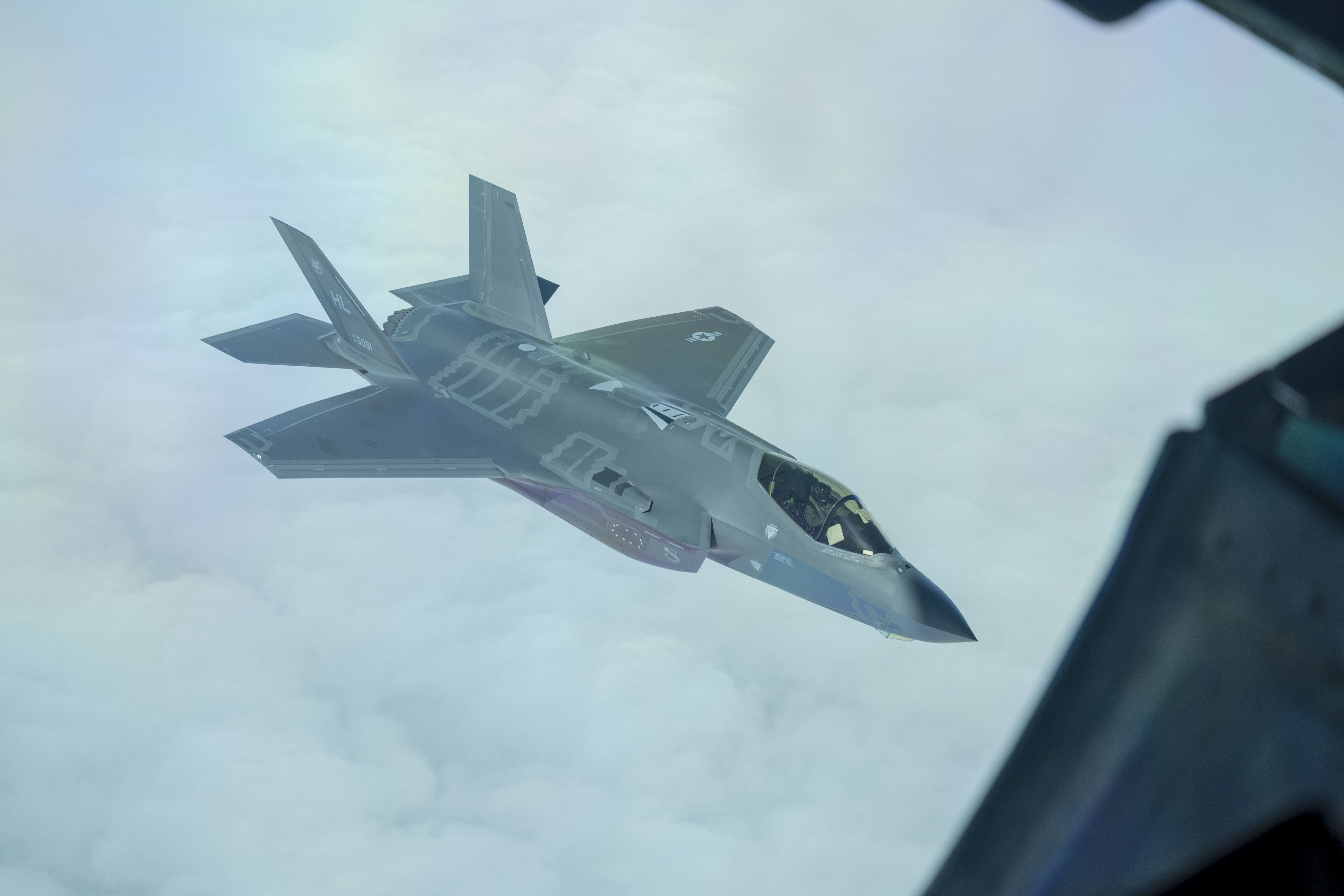 美国空军f-35a隐身战斗机空中加油美照 帅呆了