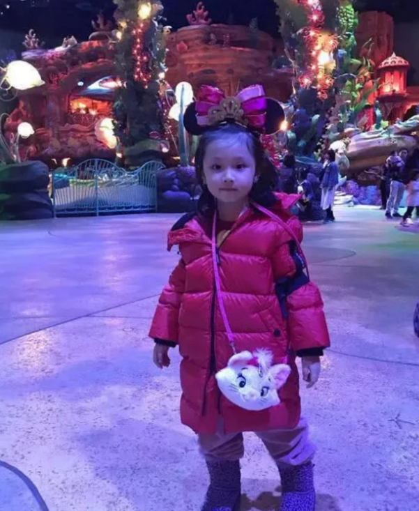 张晞彤正面照曝光,身穿粉色裙子,嘟嘟嘴卖萌,长得很像张丹峰