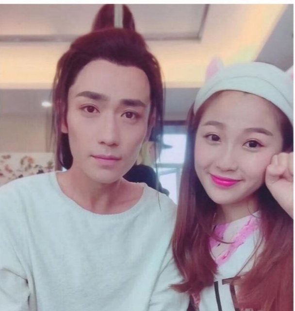 朱一龙与《青春有你》女选手合照曝光,娱乐圈真小!
