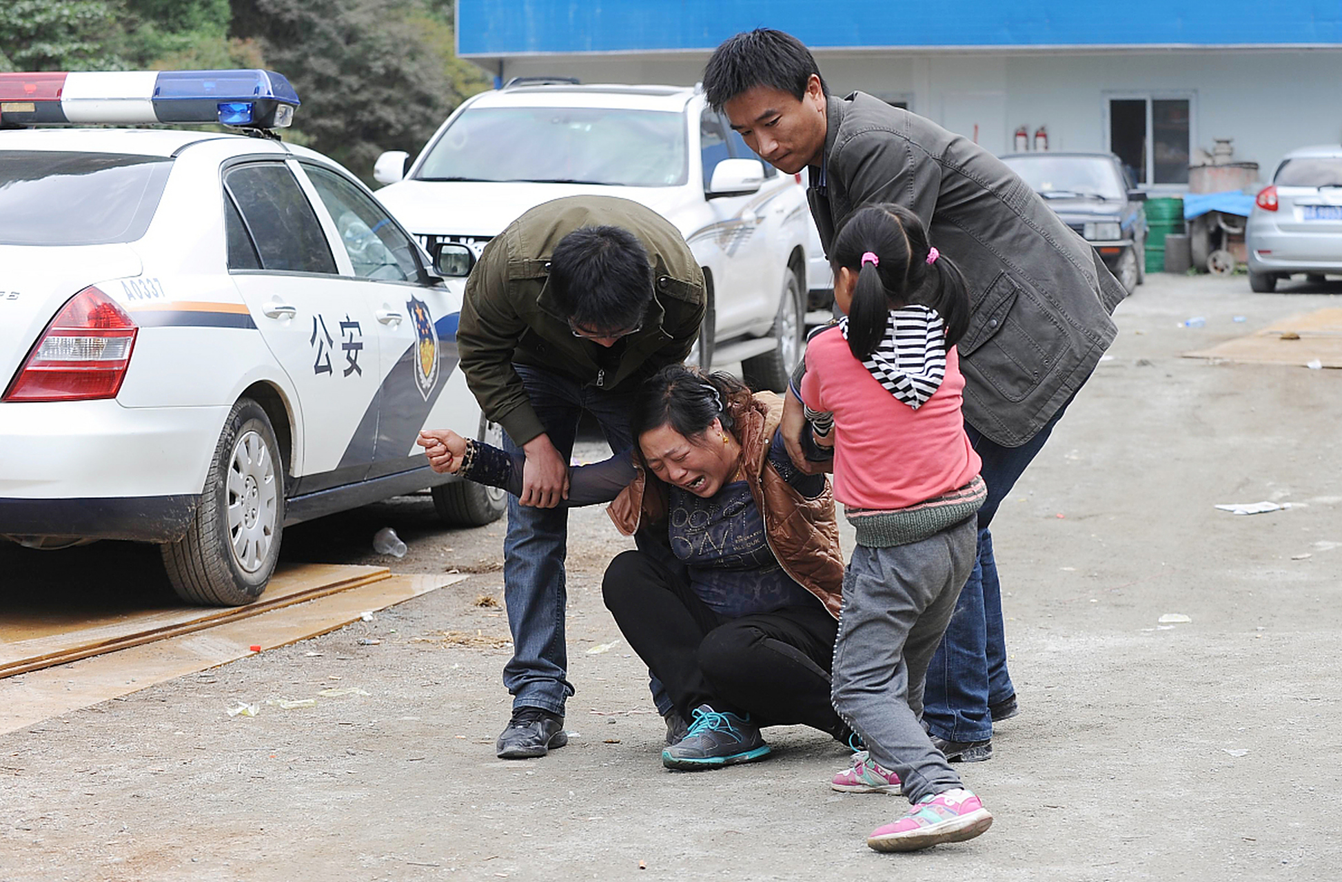 在丹东,一位遇难锁匠的妻子在丈夫离世后,站在了公众的视线中.