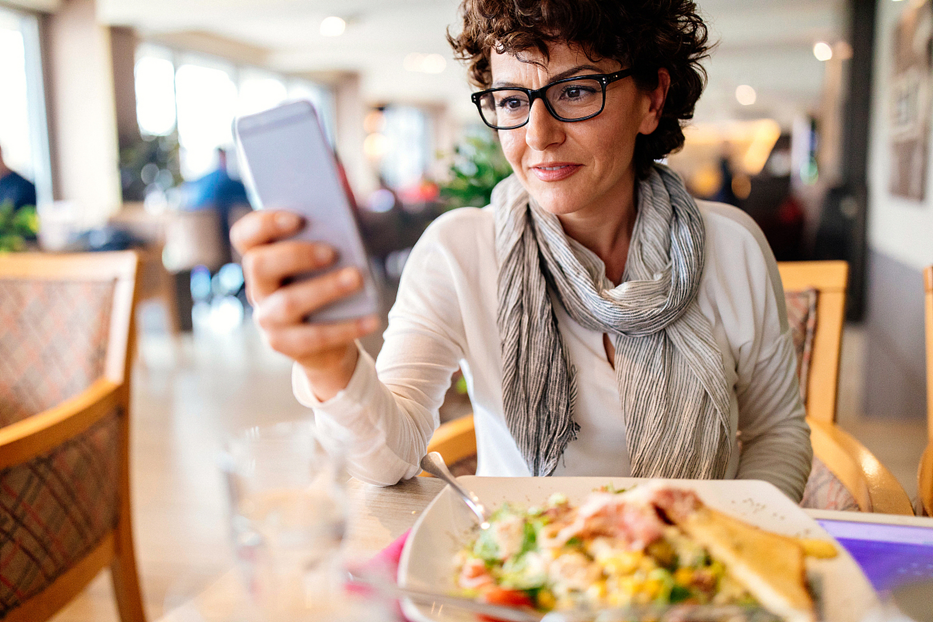 不要边吃饭边玩手机  吃饭时边刷手机边吃饭容易把大脑的注意力转移到