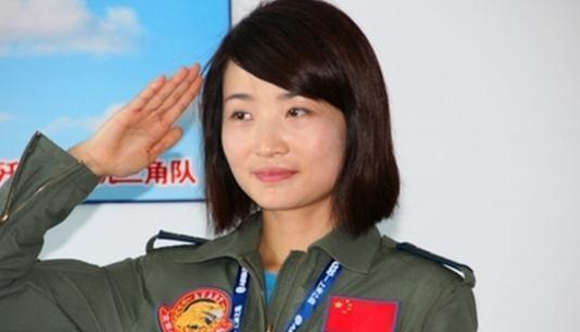 最美女飞行员,年仅30岁牺牲,36万群众自发前来陪她走过最后一程