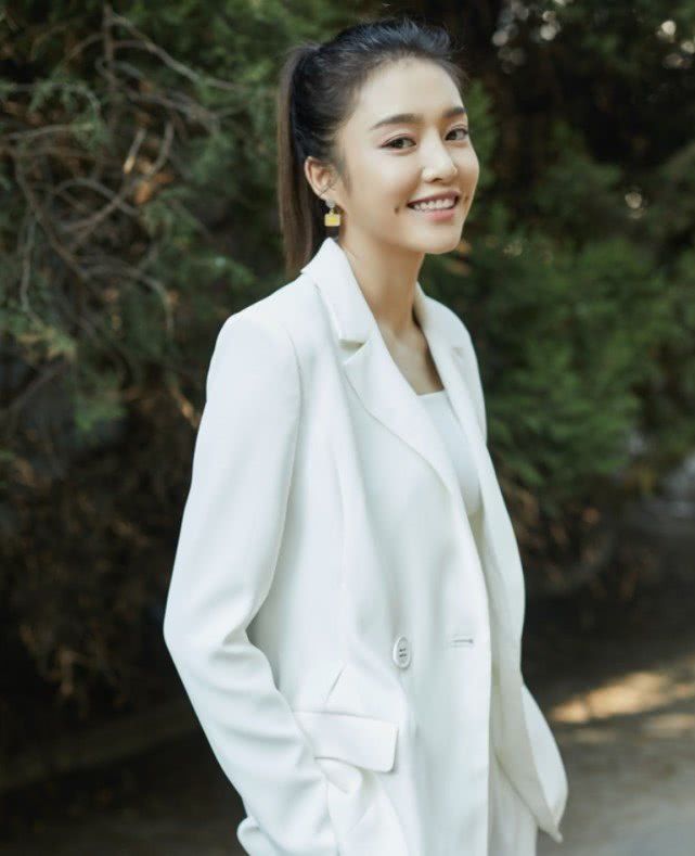 还记得《前任3》的丁点吗?因会搭背心 西装,腿长到魏大勋的腰