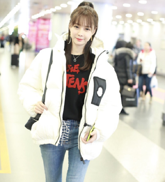 沈梦辰又变瘦了?穿紧身牛仔裤还要用绳子绑着,却意外时尚