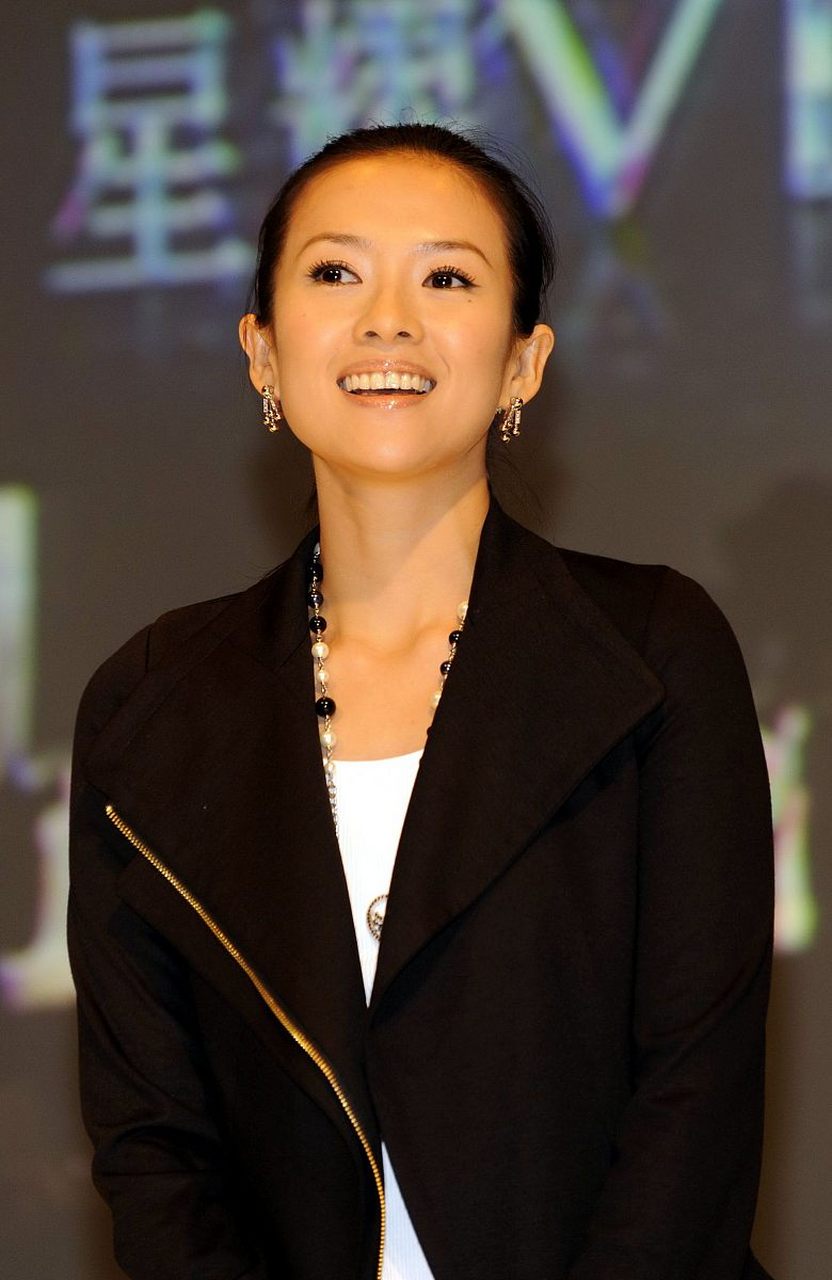 79年的章子怡现状: 1,北京人,国家一级演员,今年才45岁,人称"国际章"