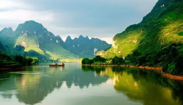天下风景,美在广西 这里有"甲天下"的桂林山水 有"中国第一滩"之称的