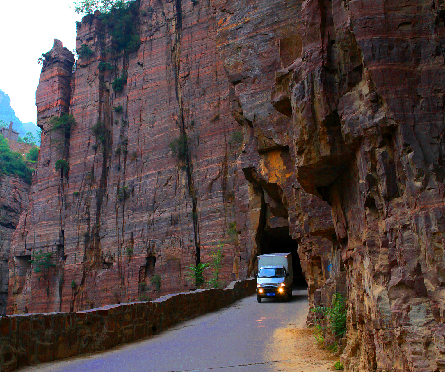 河南郭亮村:位于河南省新乡市辉县西北部太行山深处,海拔1700米的高高