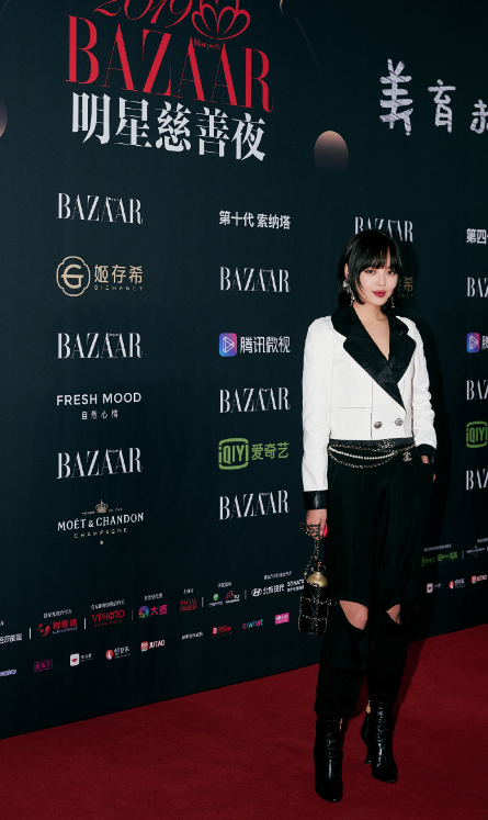 都说海棠朵朵身材不好?"黑高叉"皮裙秀出大长腿,谁能比得上