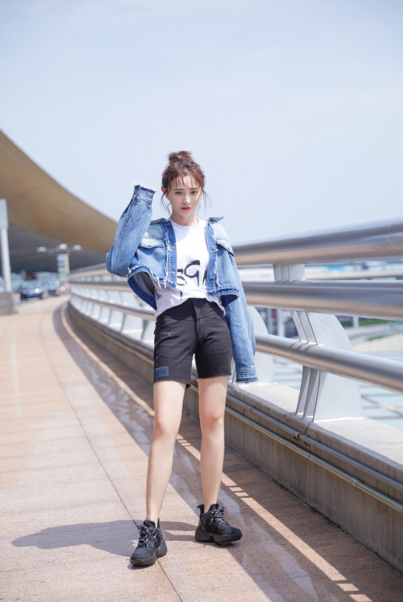 彭小苒又得罪造型师了?穿芭比粉棉服配蕾丝裙,"肌肉腿"太抢镜