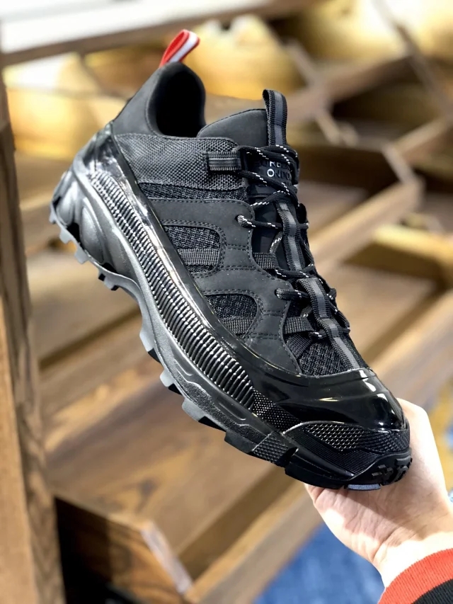 巴宝莉"黑曼巴战靴"