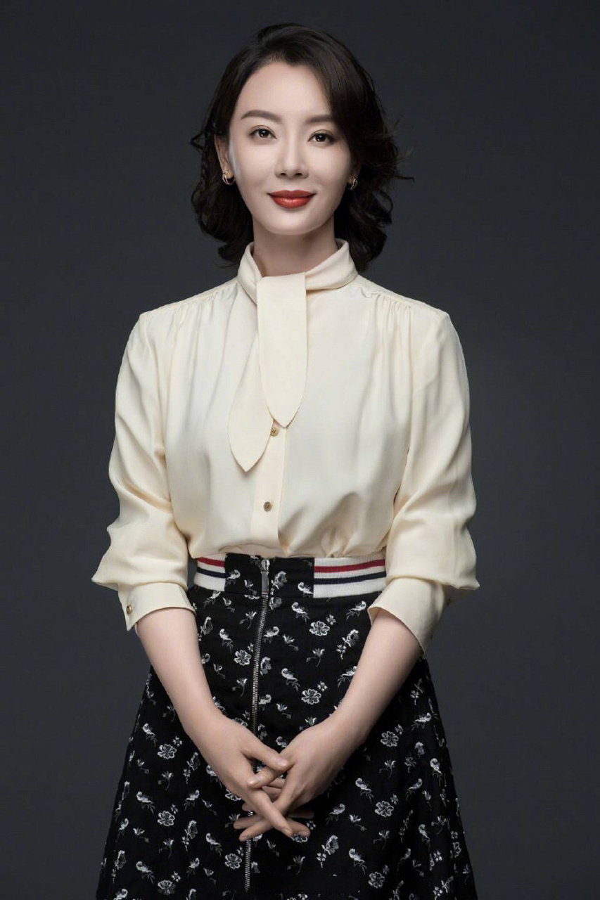 两大气质女神董卿陈数罕见同台,同穿白衬衫配半裙超有气质,优雅姐妹花