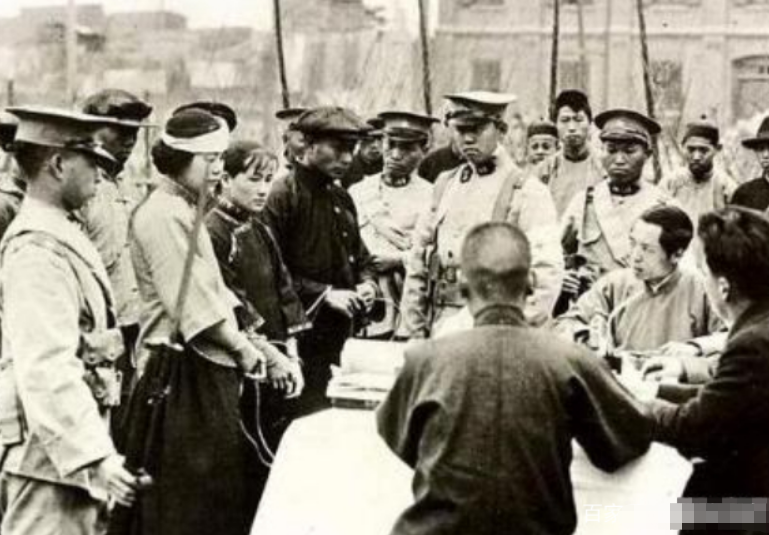 一个大户人家的两个妻妾,其中一个女人斜躺在床上姿势撩人,媚态毕露.