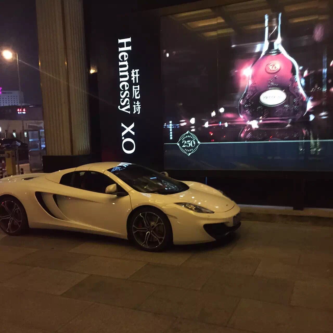 郑恺夜店小王子的称号不是白来的,自己夜店门口豪车无数!
