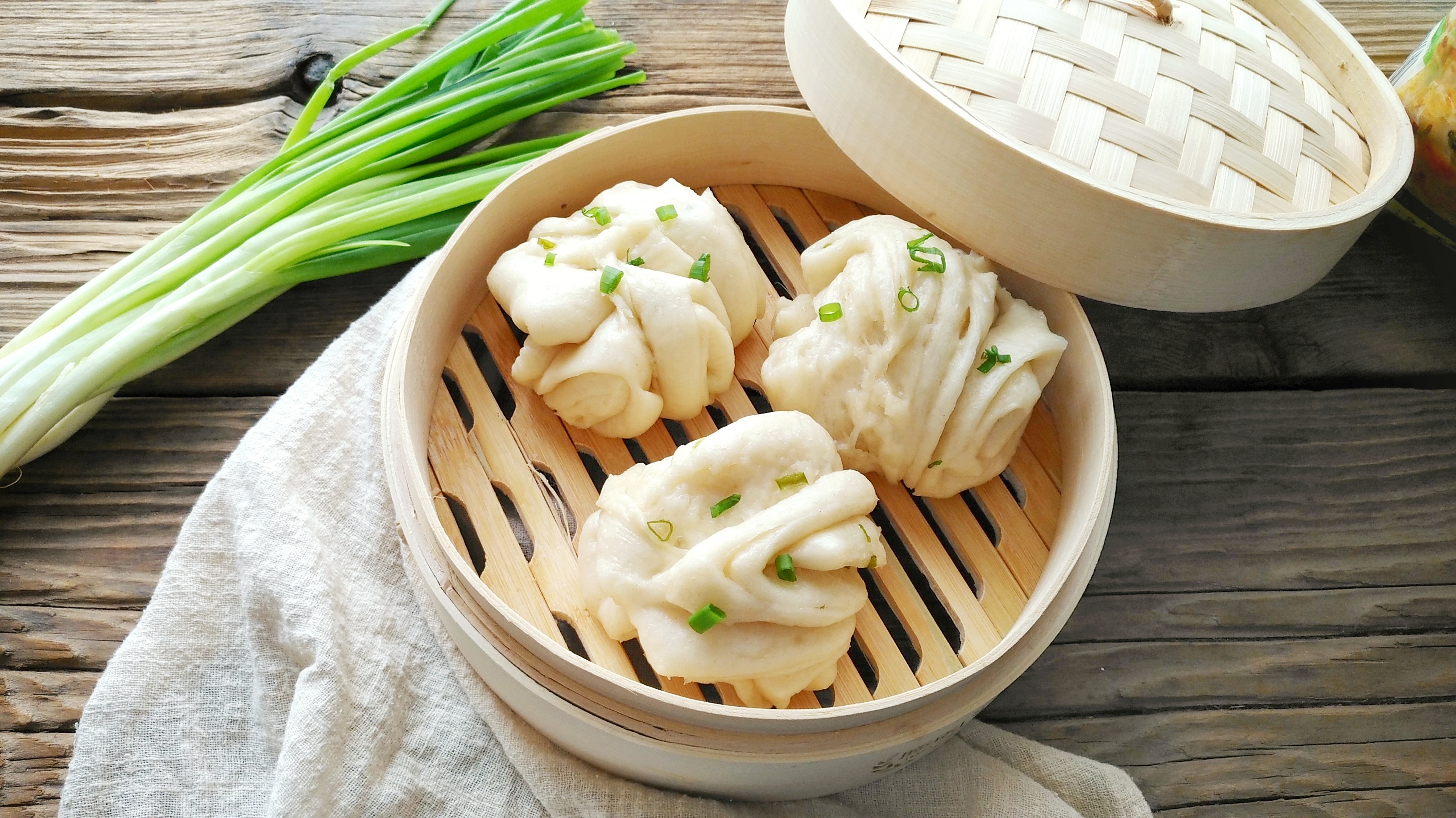 转载自百家号               家人最爱的面食,喷香松软带着香气,蒸上