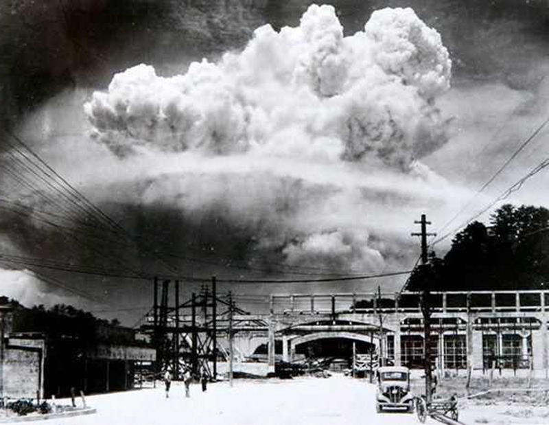 图为1945年,日本长崎原子弹爆炸的瞬间.