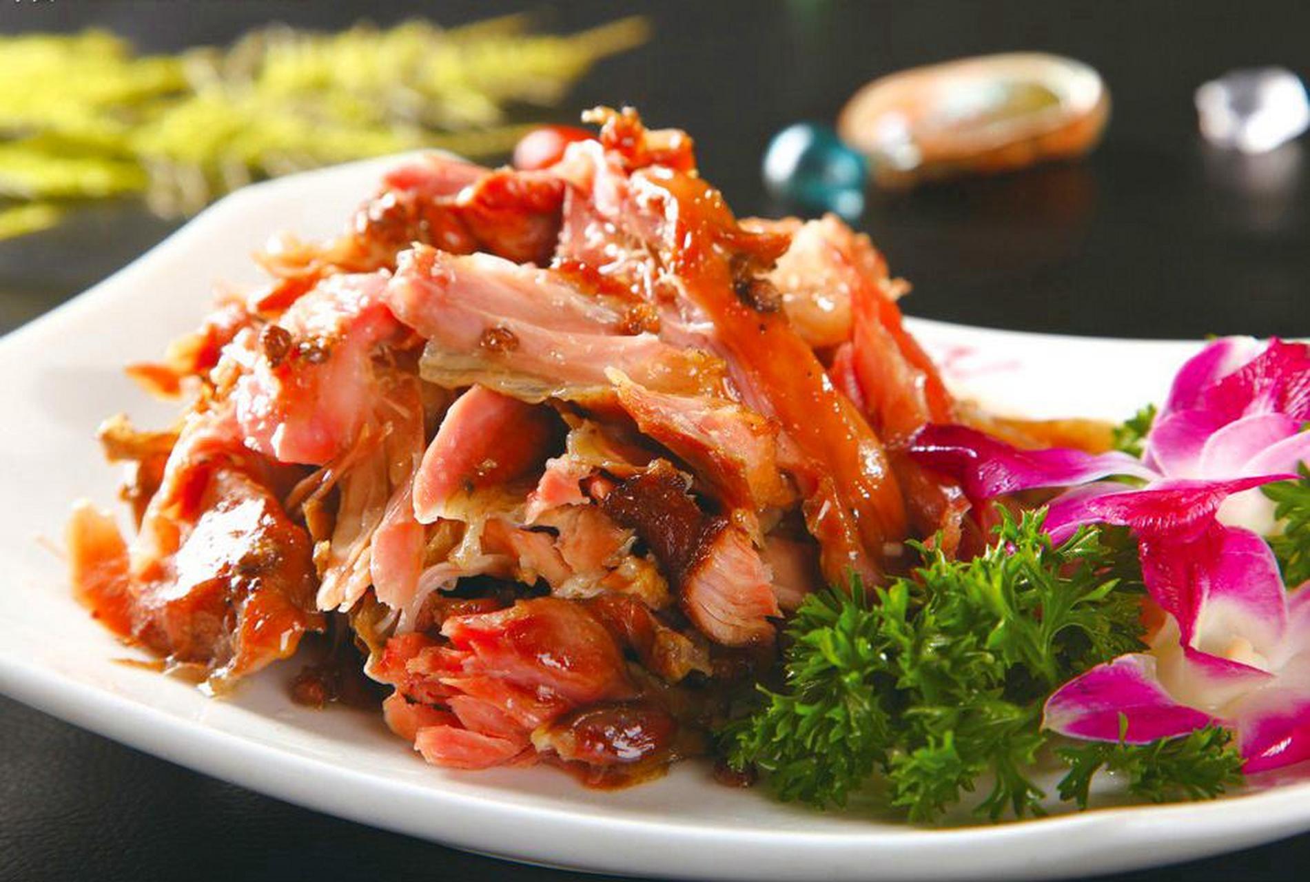 五香兔肉是河南开封著名的汉族小吃,菜色泽红亮,肉质软烂,卤制精良