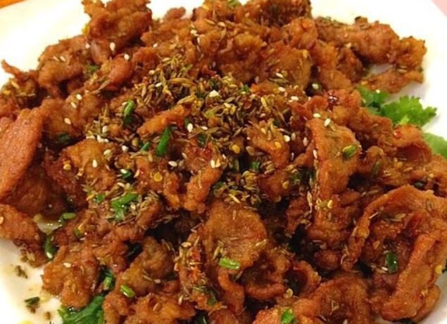 孜然羊肉是新疆菜,孜然为气味芳香且浓烈,适宜肉类烹调,理气开胃,并可