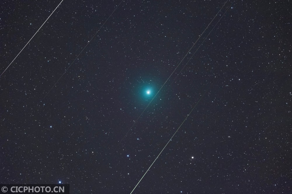 在北京房山拍摄的彗星与双子座流星雨.cicphoto/王乐天 摄