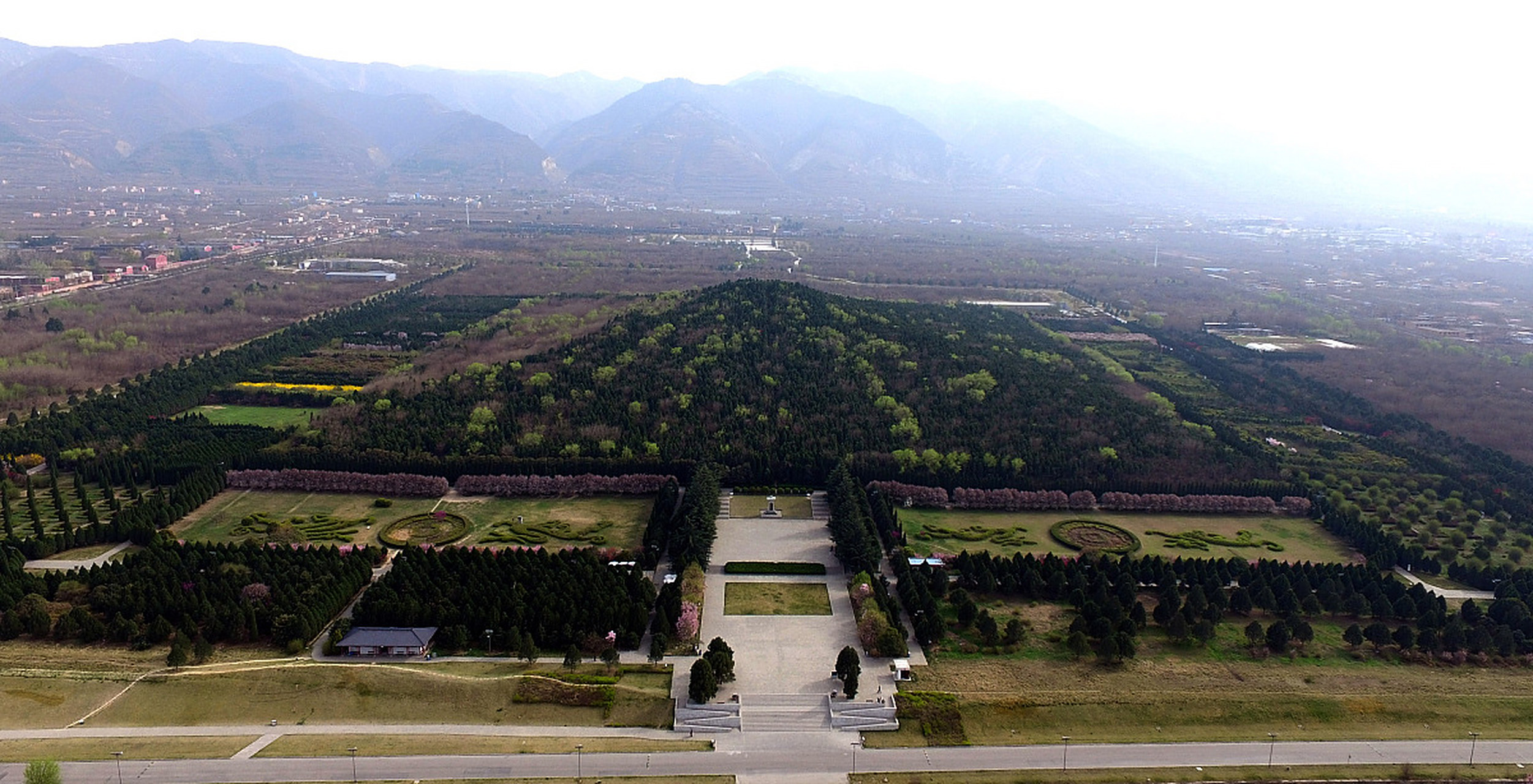 西安秦始皇陵:地宫覆盖了大约259平方千米的平原,北接骊山,南连渭河