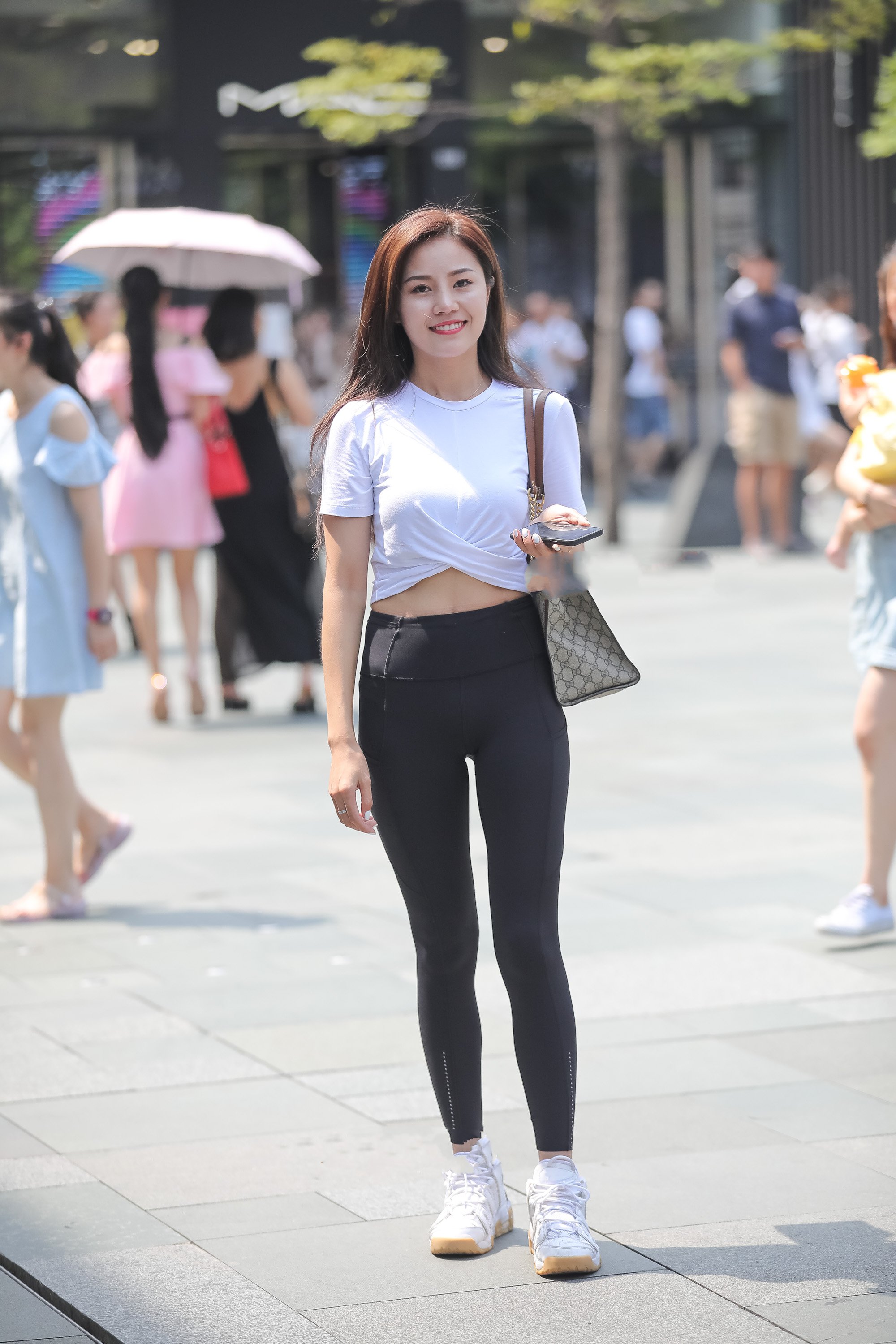 街拍:拥有傲人双峰的90后美艳少妇,穿着也是没谁了,谁想娶回家