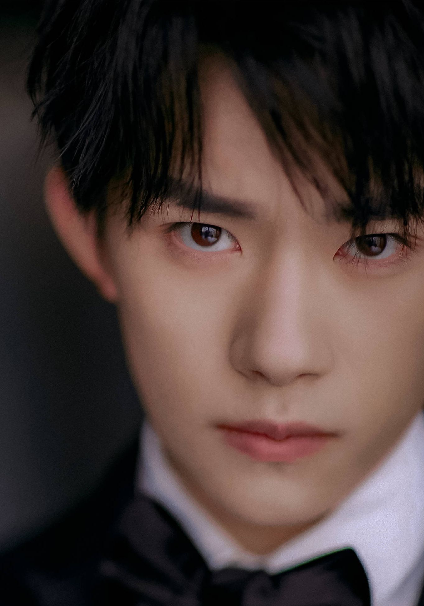 易烊千玺新歌"灾"了,封面涉嫌抄袭,网友发声:易烊千玺不背锅