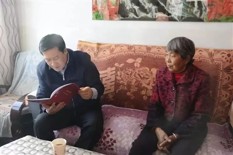 牛俊雁深入东胜区走访看望包联贫困户