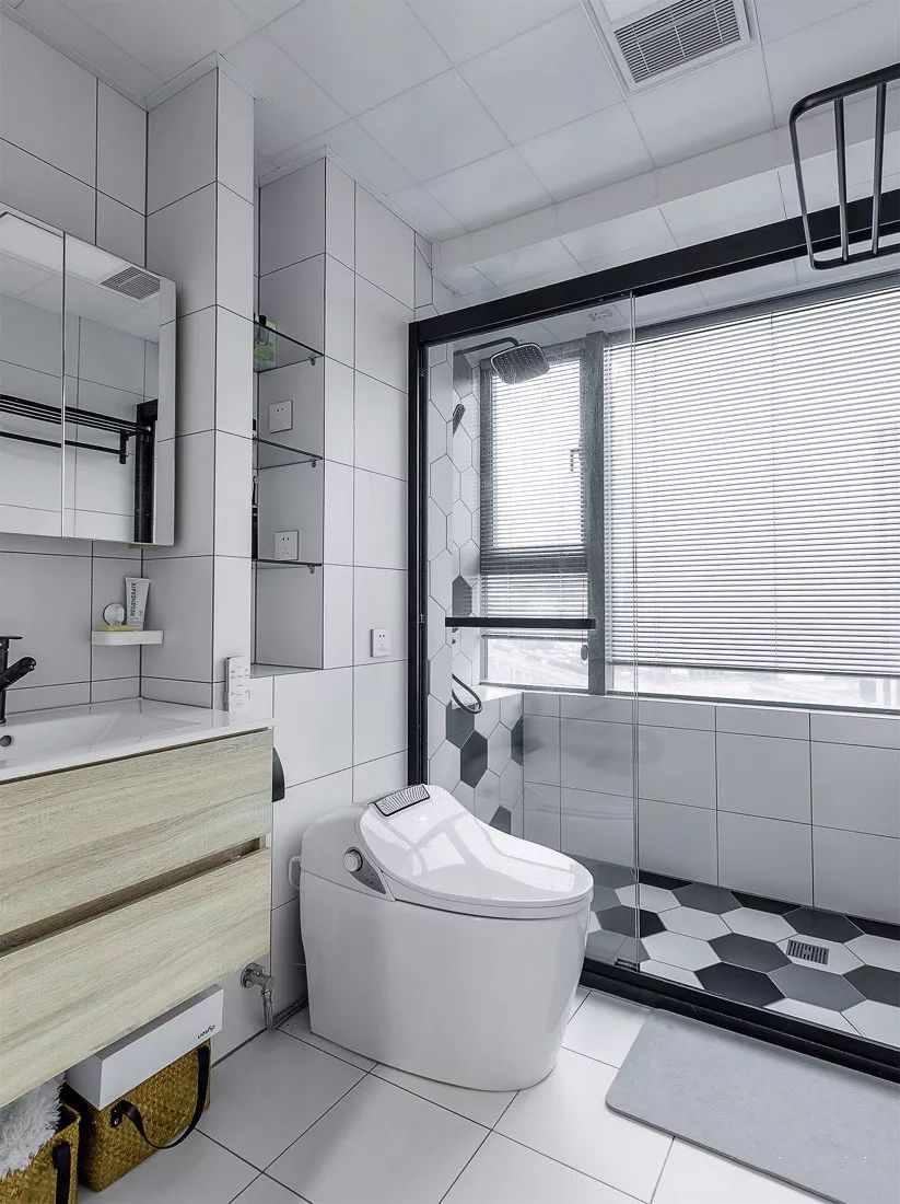 长条形状的卫生间,布置出实用优雅的范!