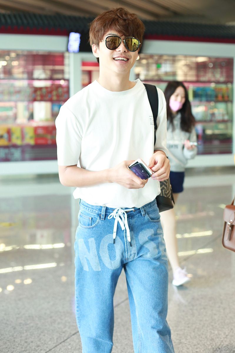 马天宇街拍:字母t恤水洗牛仔裤帆布鞋清爽潮男