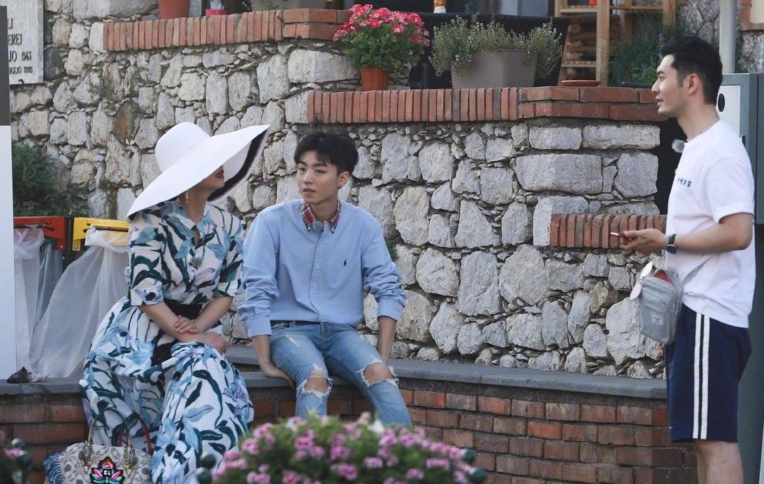 王俊凯超绅士行为,节目中帮杨紫拎包拍照,两姐弟关系有多好?