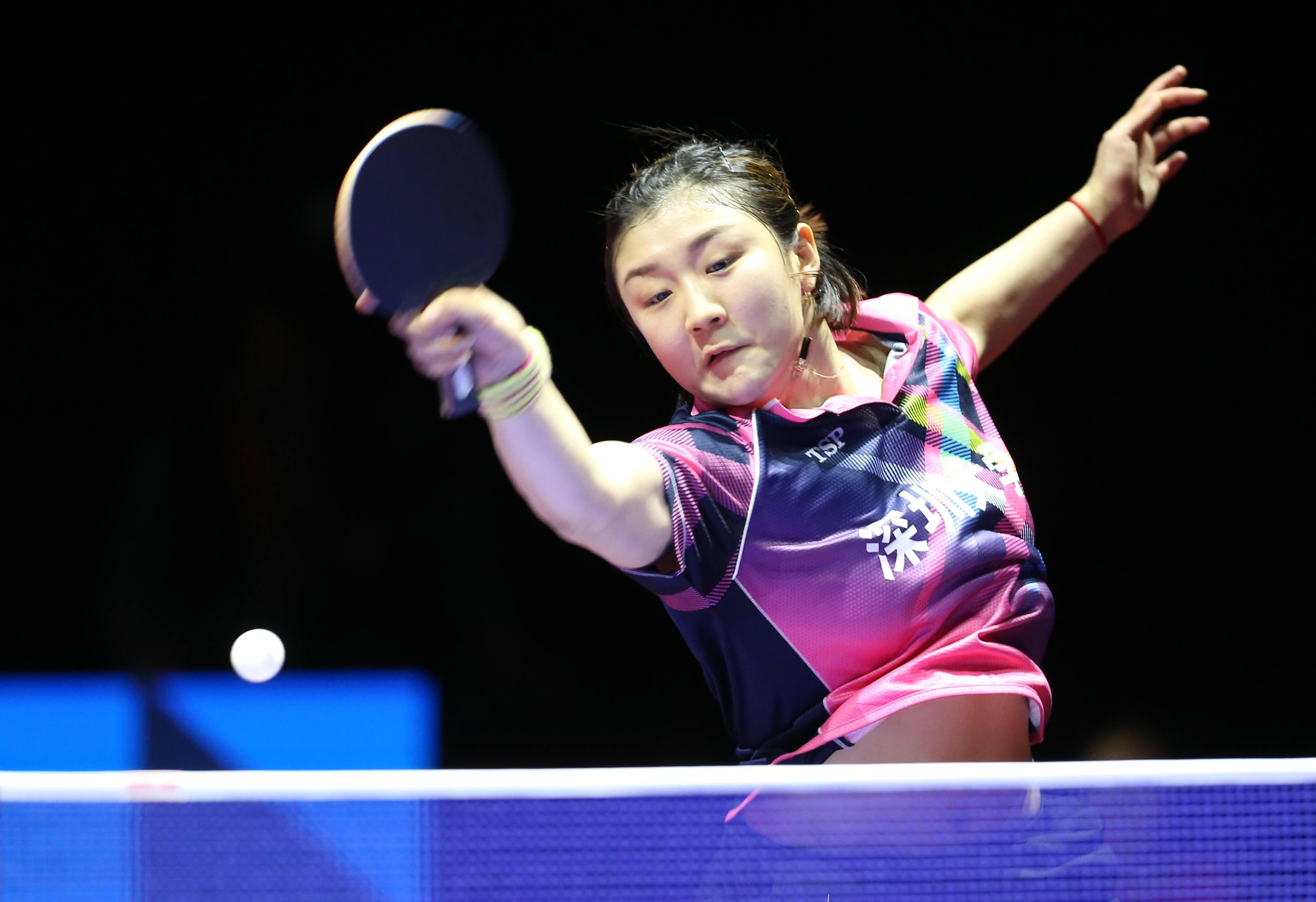 1日,深圳大学俱乐部球员陈梦(右)在对阵齐鲁交通俱乐部李佳燿的比赛中