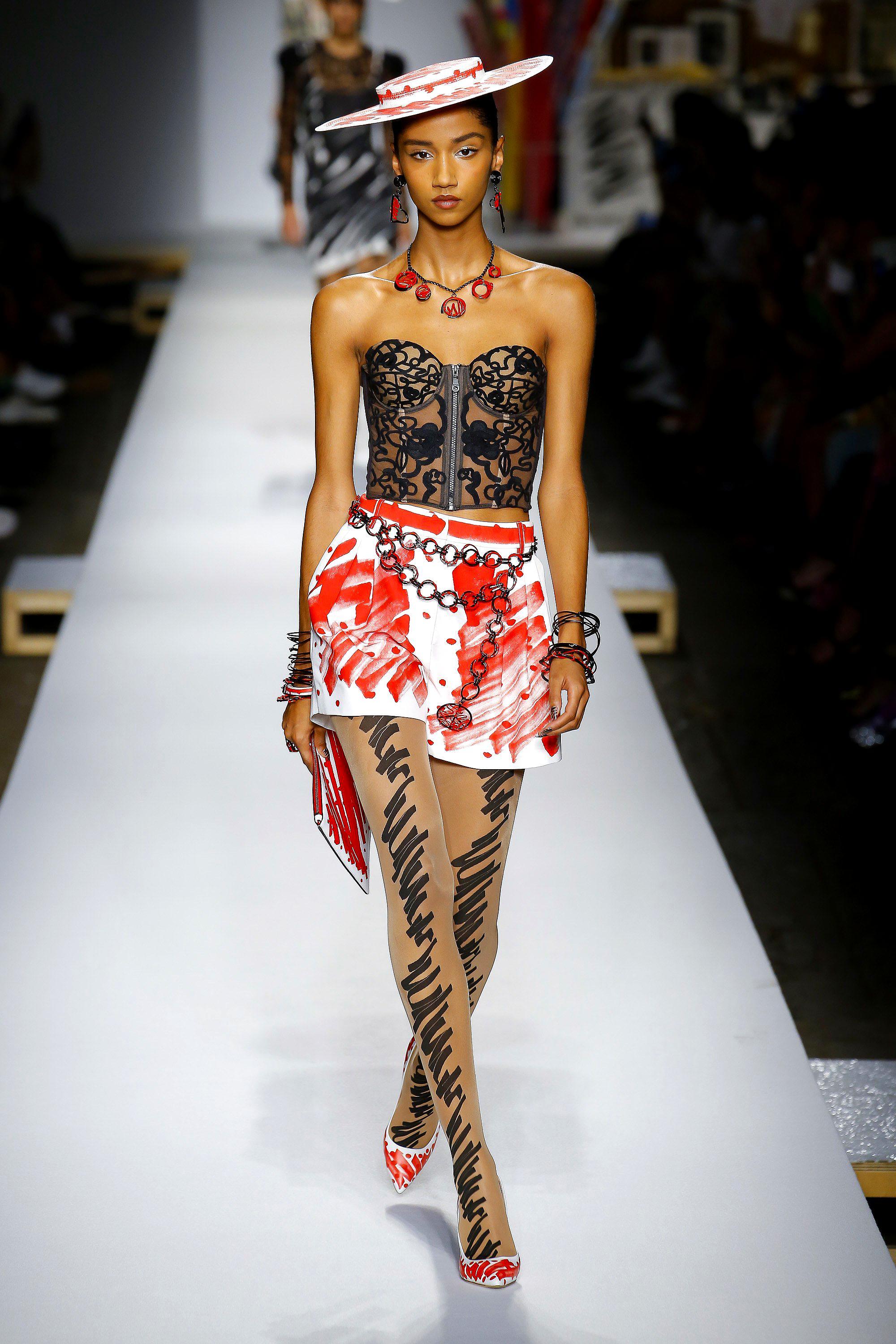 时装周:模特造型别出心裁,凸出女人完美的线条,非常有国际范