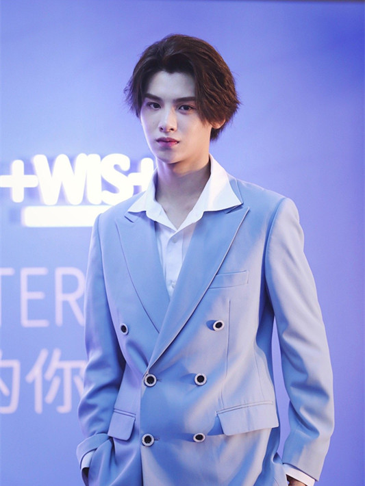 本以为黄明昊嘻哈装够帅了,穿上蓝色西装的justin,帅出新高度!