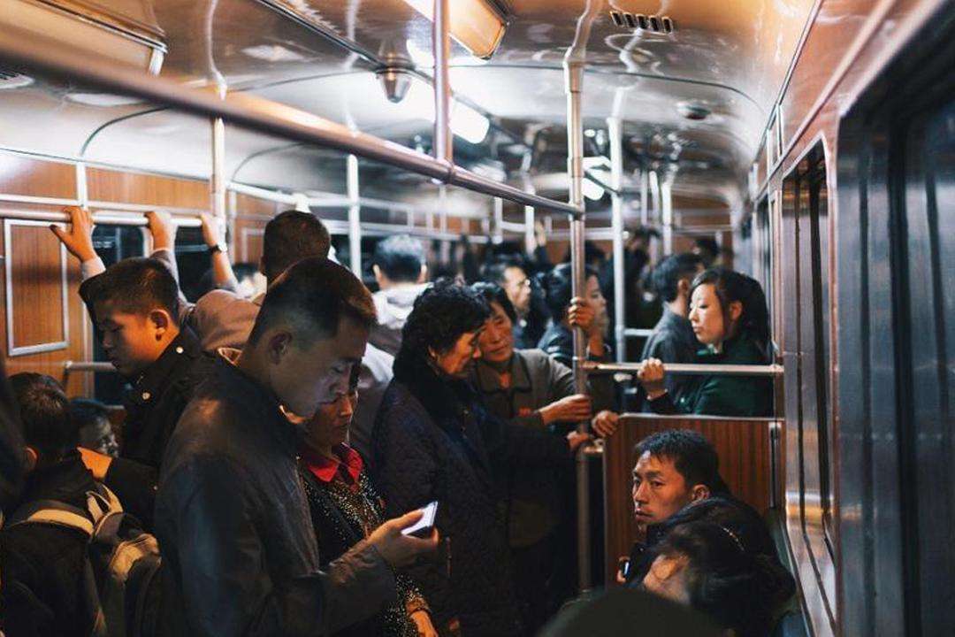 中国人喜欢在地铁上玩手机,而外国人却喜欢看书,这是为什么呢?