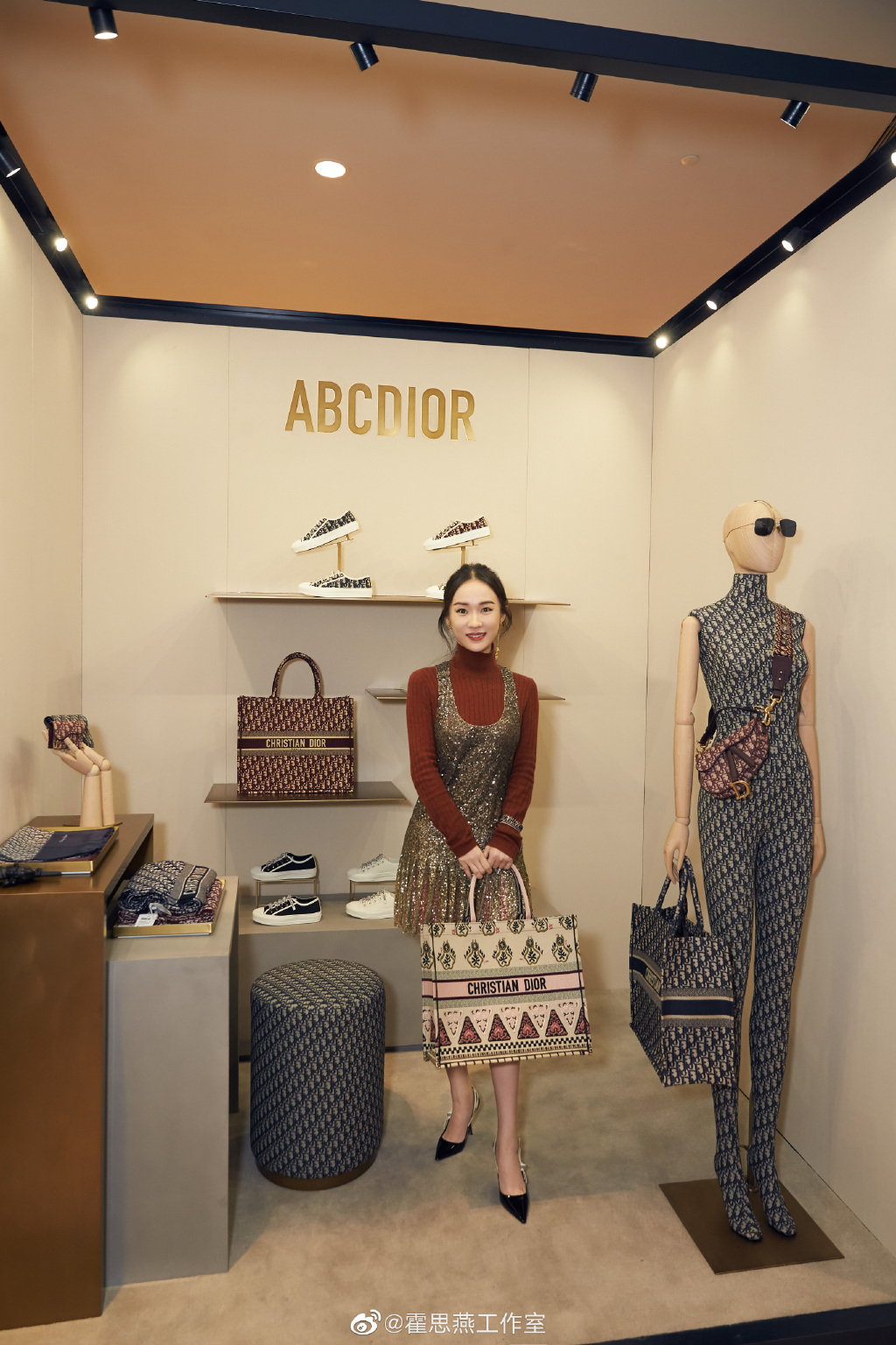 霍思燕穿枣红毛衣高级,一袭金色短裙美成仙女,哪里像39岁辣妈