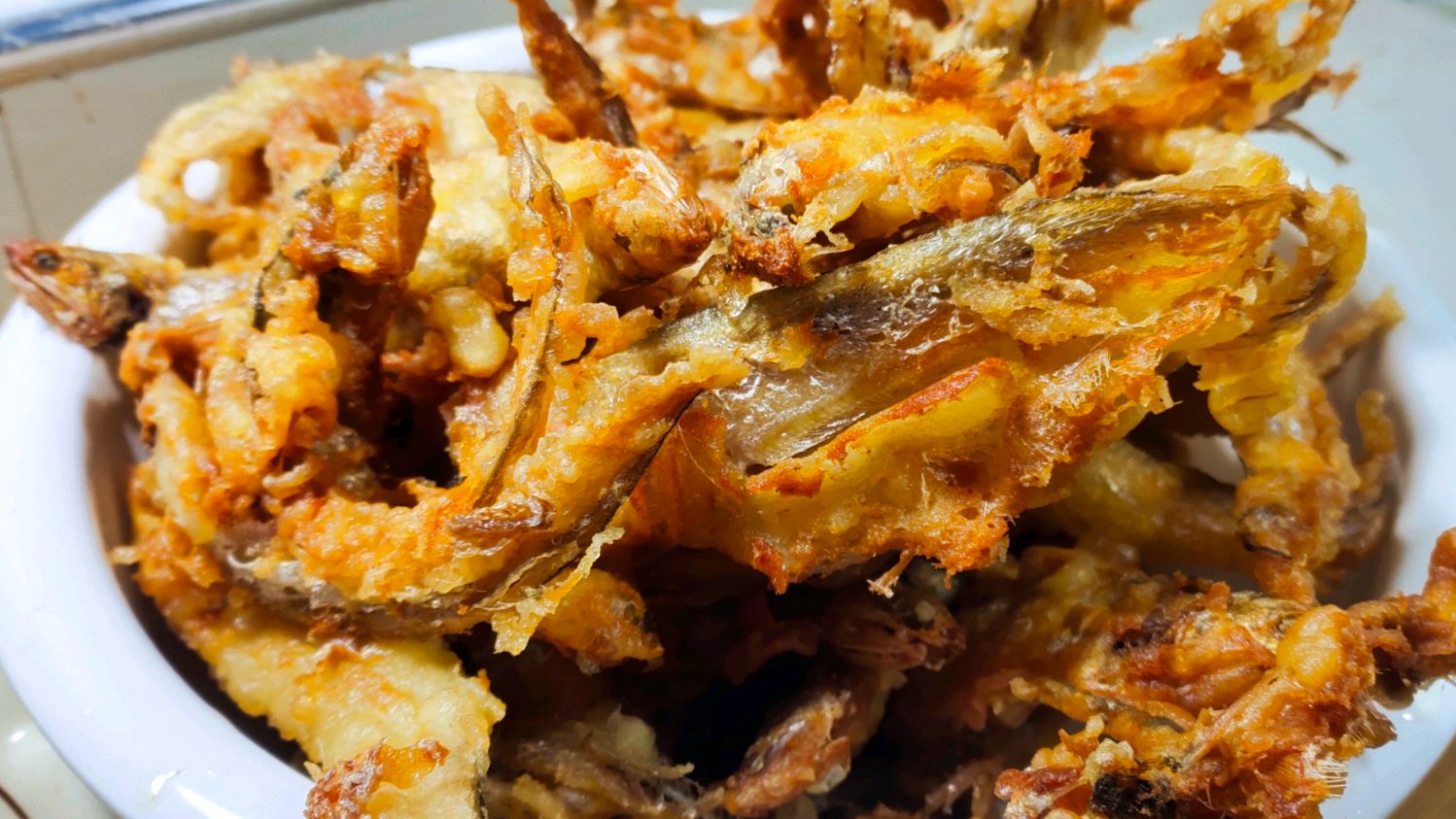 朋友送的刀鱼,父亲炸了两盆,酥脆爽口,孩子吃过瘾了