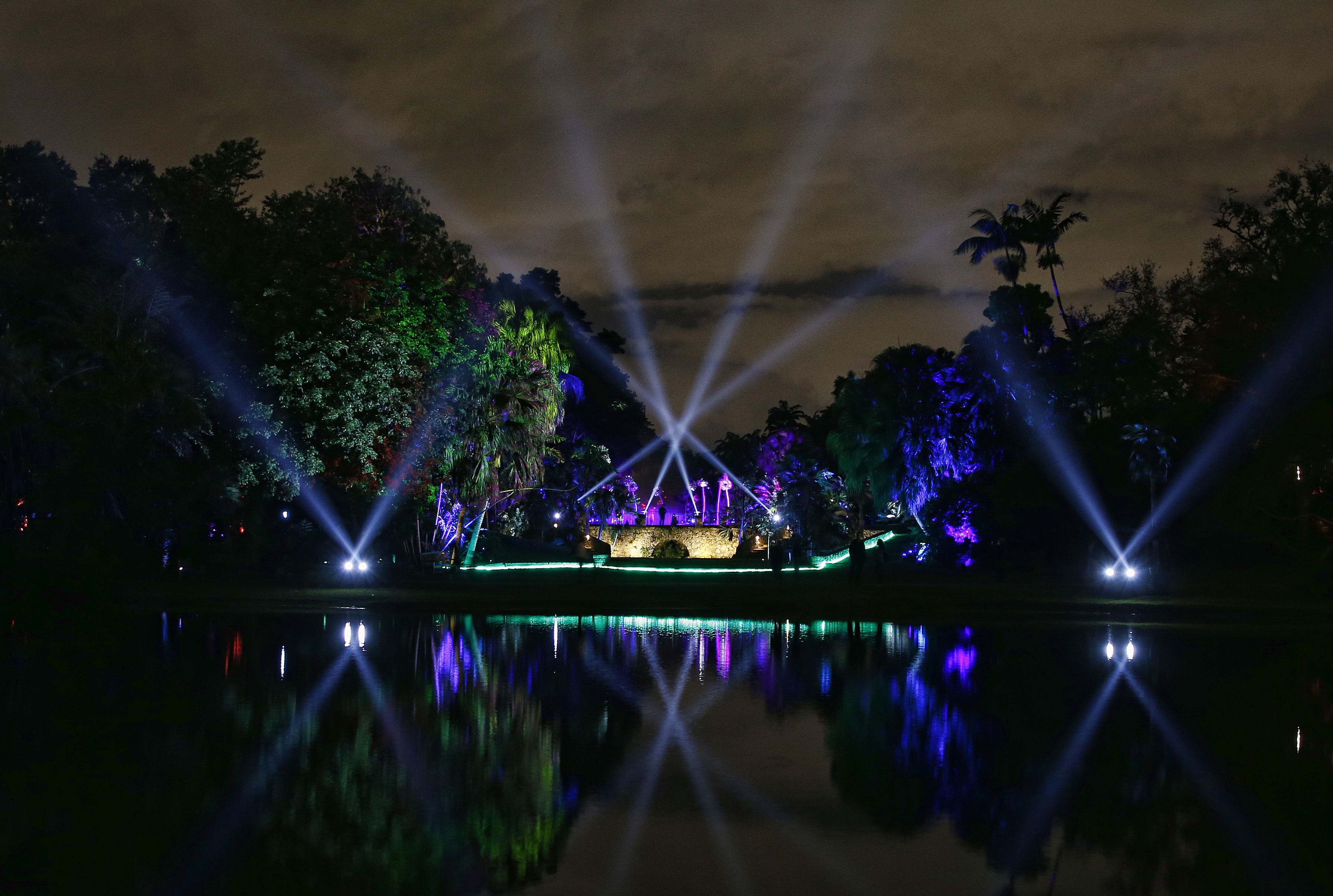 迈阿密举行夜公园灯光秀