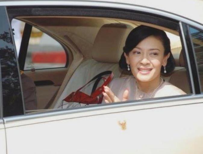 43岁西拉米丑照曝光!伏地与狗同食蛋糕,泰王抓住把柄果断休妻