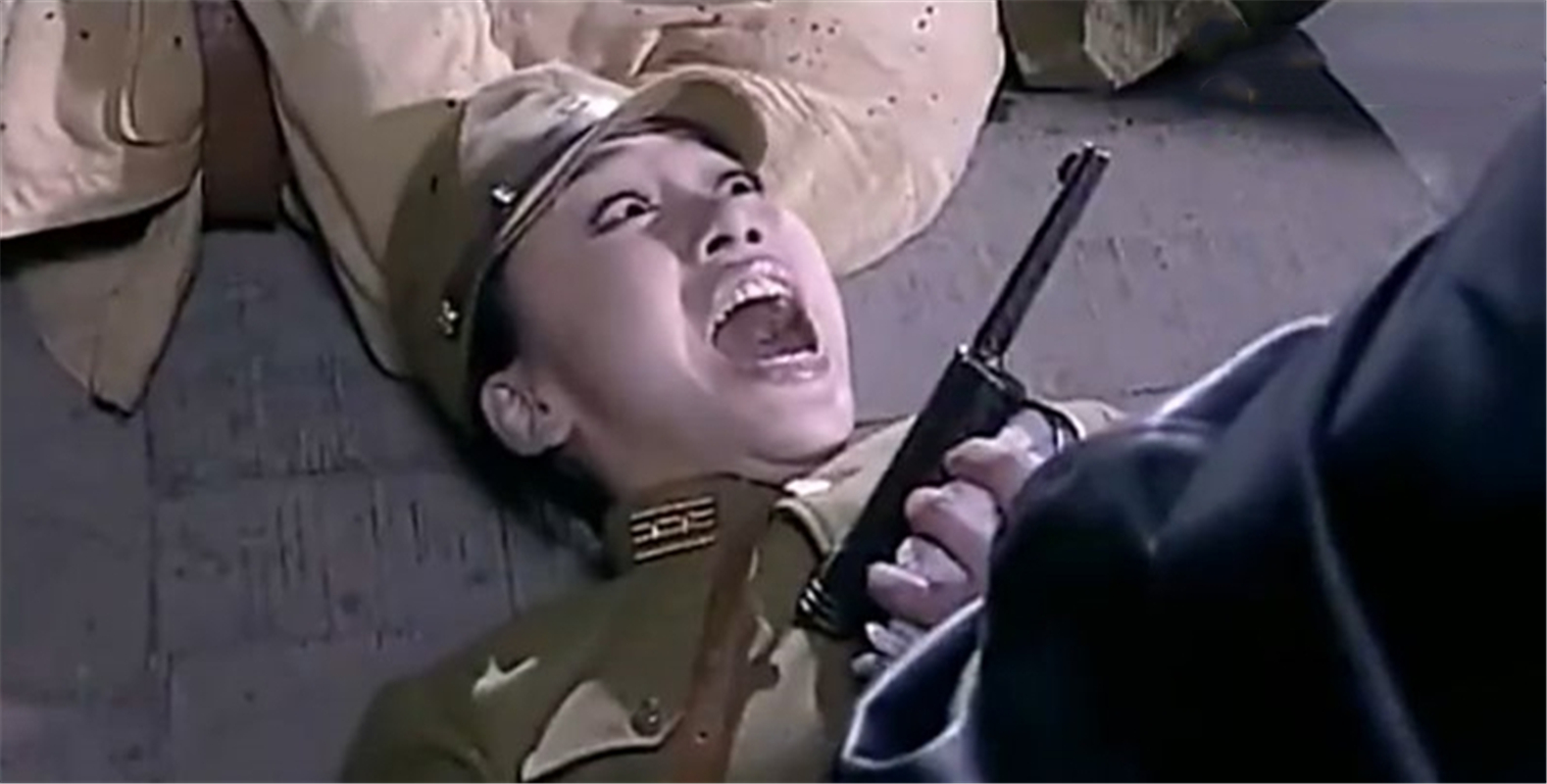 抗日神剧之神奇女侠,身中数枪照样捏死敌军,还塞手雷到对方嘴里
