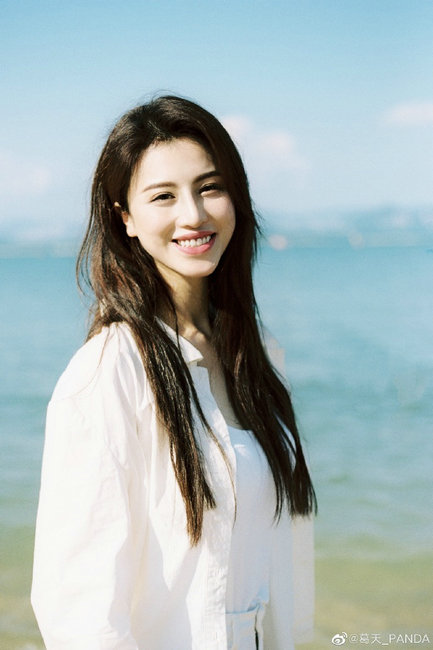 刘翔前妻葛天晒近照 侧颜精致天鹅颈迷人